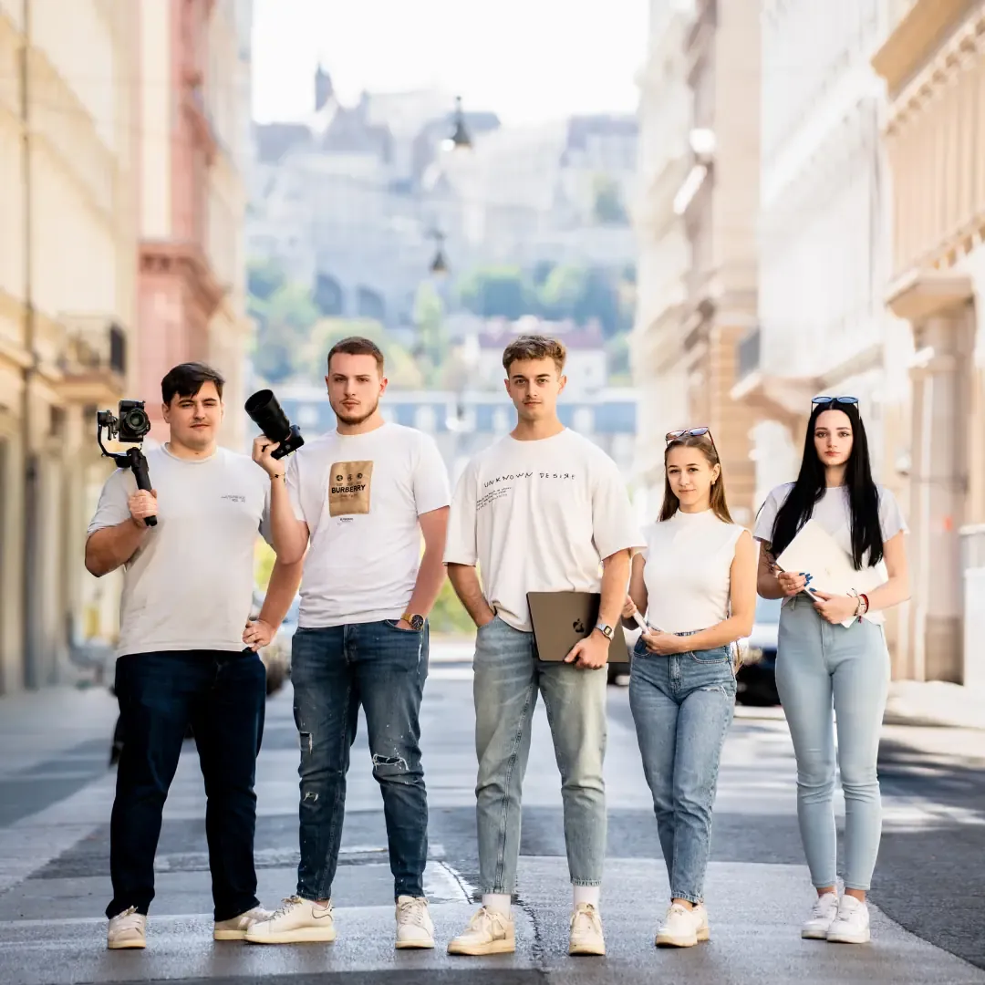 A Zyris Media csapata egy budapesti utcán: kamera, gimbal, laptop, telefon és jegyzettömb a kezükben.
